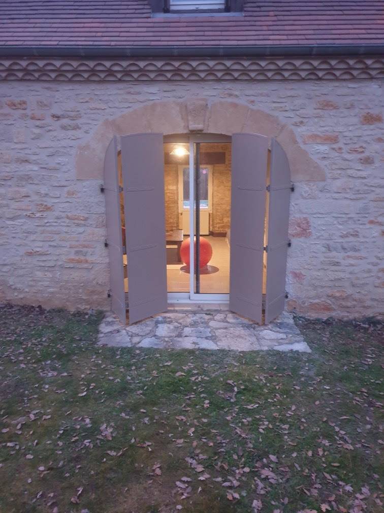Poser une fenêtre en trapèze sur-mesure avec double vitrage phonique et isolation renforcée dans un bâtiment de France situé à Sarlat-la-Canéda 24200 en Dordogne