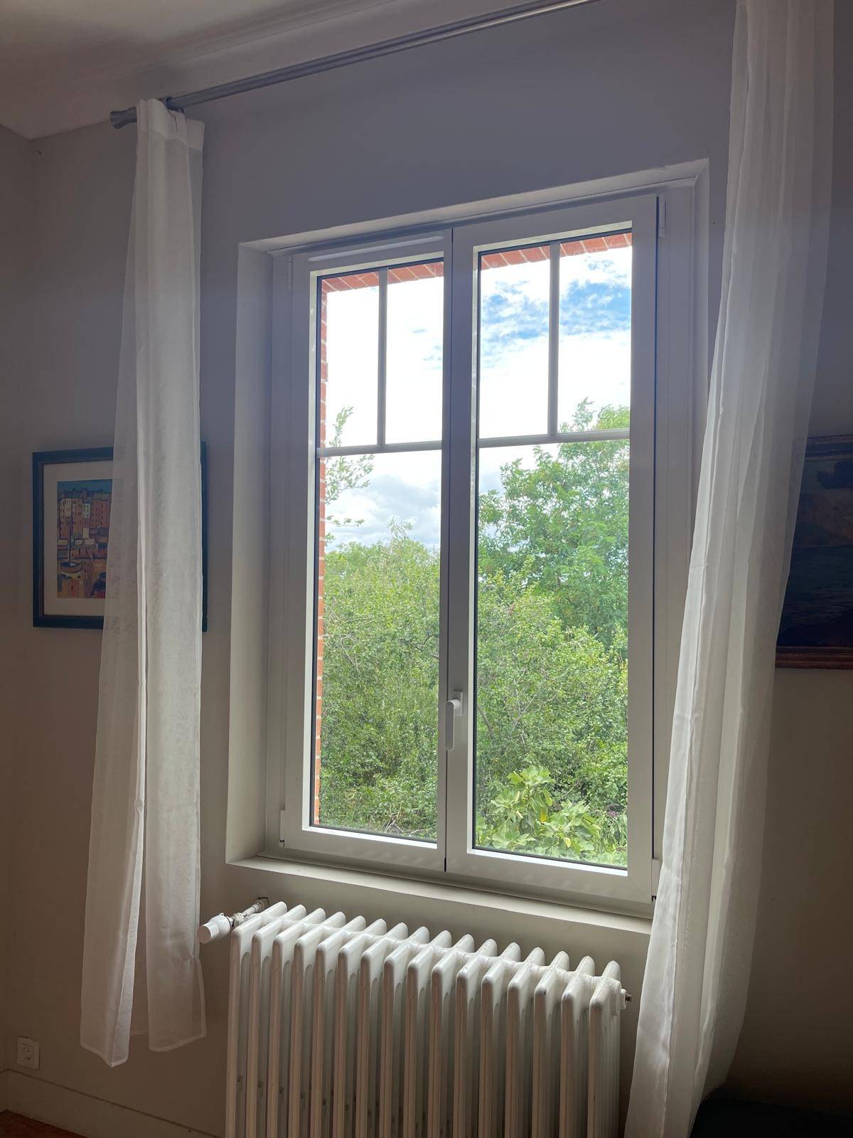 Installer une baie vitrée à galandage en aluminium avec vitrage phonique et store intégré dans un appartement situé vers Castanet-Tolosan 31320 en Haute-Garonne