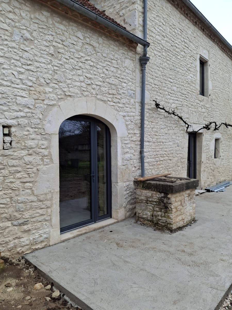 Poser une porte-fenêtre sur-mesure en bois avec ouverture oscillo-battante et vitrage sécurité pour une rénovation près de Sarlat-la-Canéda 24200 en Dordogne