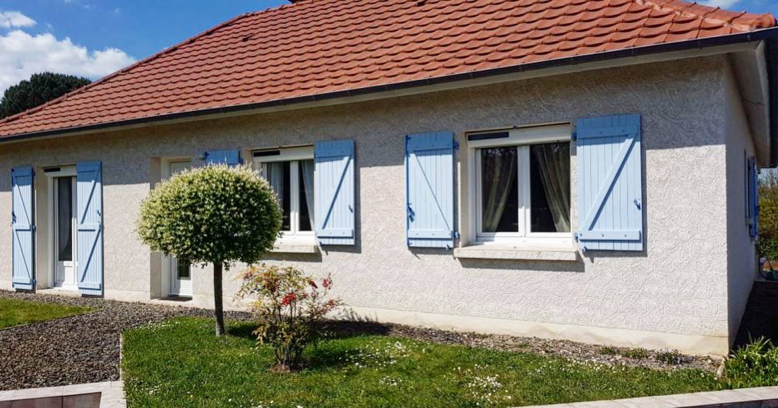 Poser une fenêtre cintrée sur-mesure avec triple vitrage acoustique et store intérieur pour une maison situé proche de Gourdon 46300 dans le département du Lot