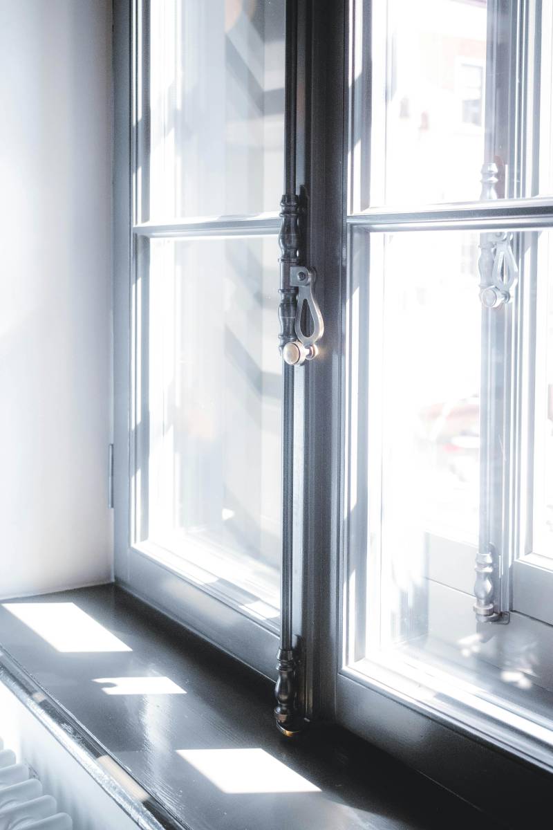 Installer une porte-fenêtre battante en bois et aluminium avec ouverture extérieure et vitrage sécurisé situé près de Labège 31670 près de Toulouse