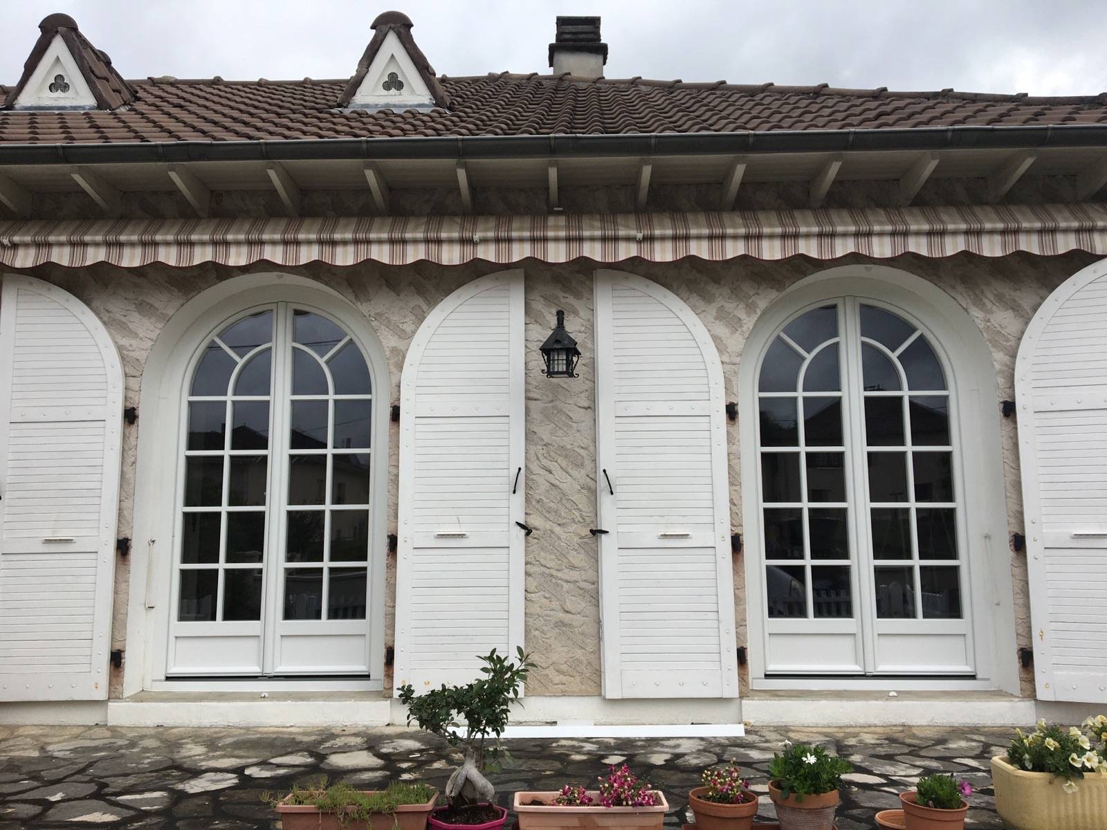 Installer une fermeture de terrasse en aluminium style véranda avec vitrage solaire et baie coulissante situé aux environs de Toulouse 31 en Haute-Garonne