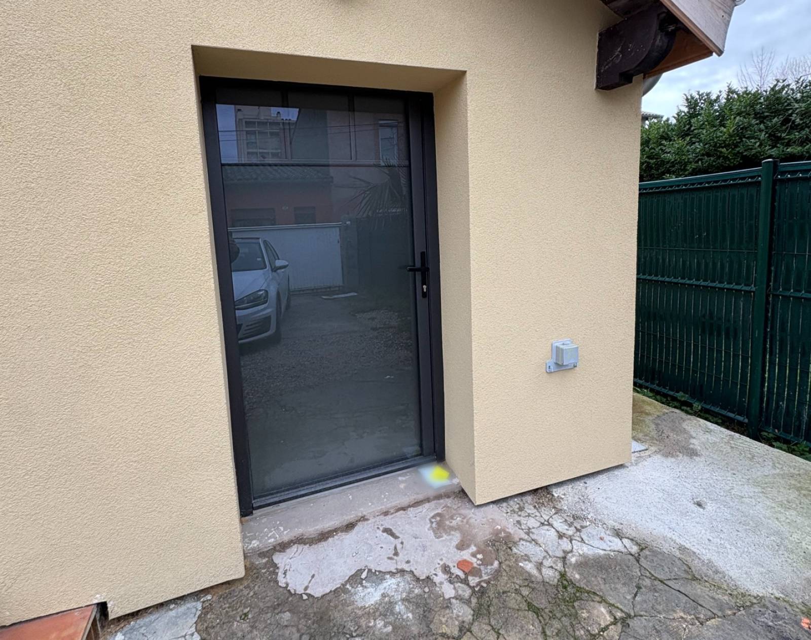 Installer une fenêtre en bois avec œil de bœuf et vitrage solaire anti-UV dans une maison ancienne situé à Labège 31670 près de Toulouse