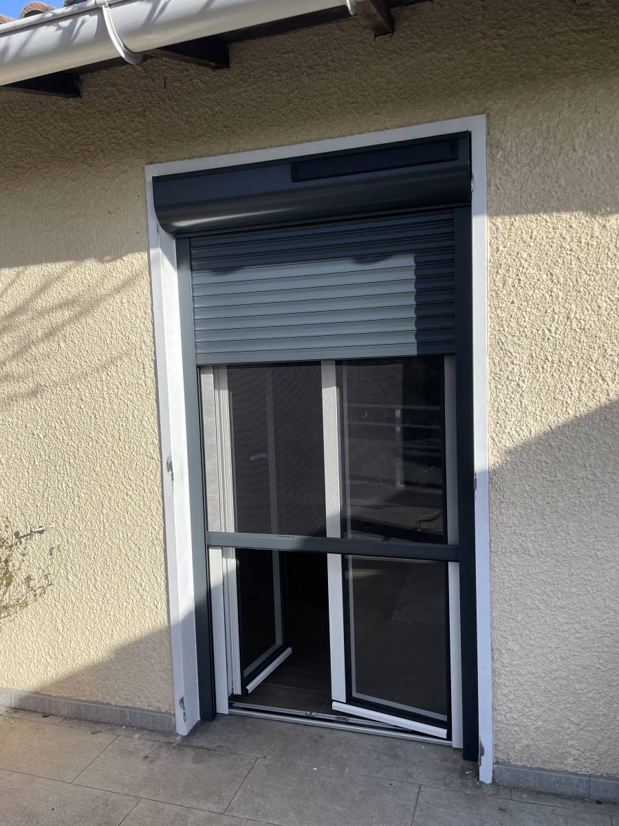 Réparer un volet roulant en PVC avec capteur solaire et domotique connectée pour une maison situé dans le secteur de Escalquens 31750 près de Villefranche-de-Lauragais