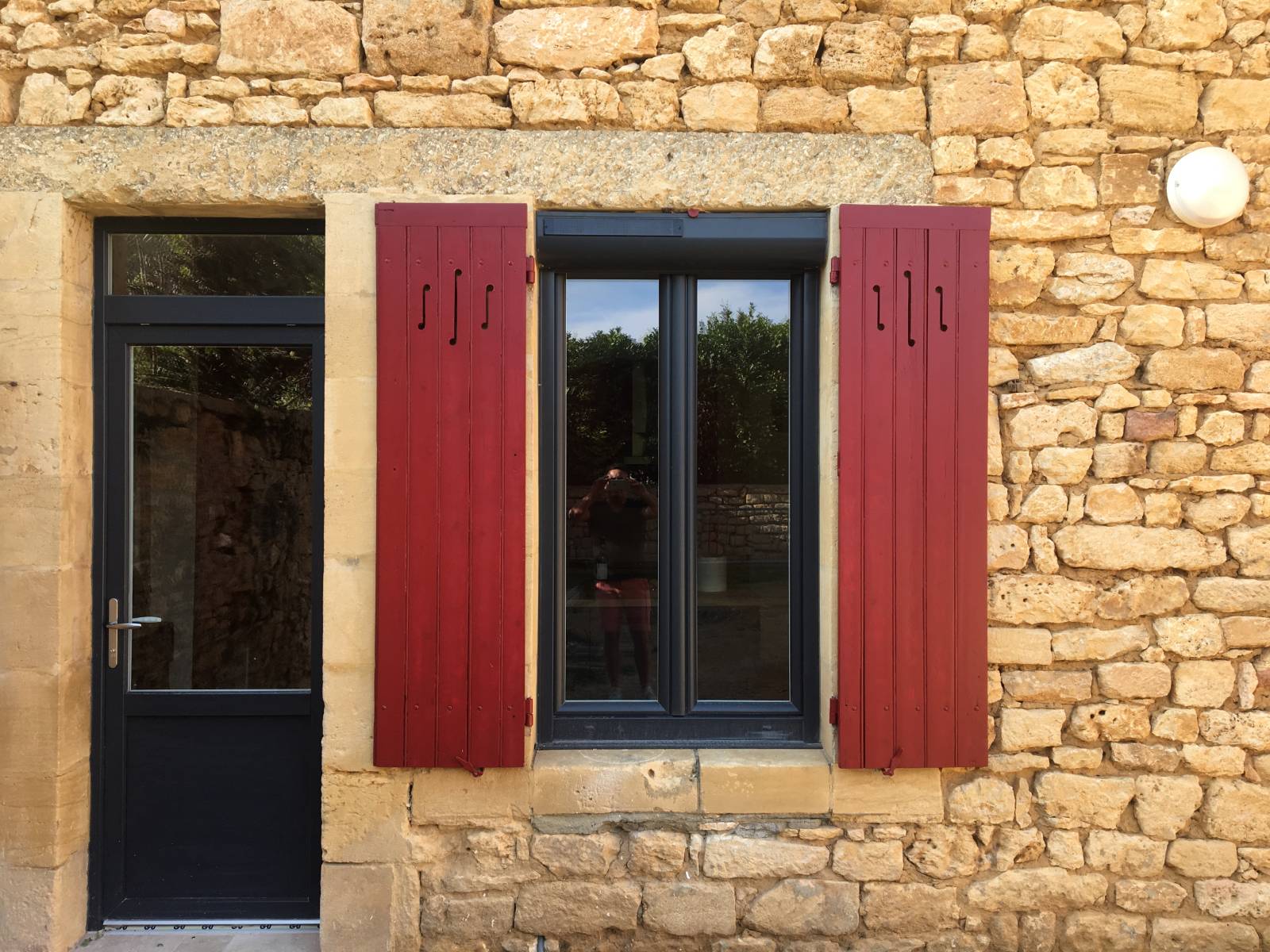 Remplacer une ancienne fenêtre en bois par une fenêtre en PVC double vitrage avec poseur certifié Qualibat RGE situé proche de Baziège 31450 en Haute-Garonne