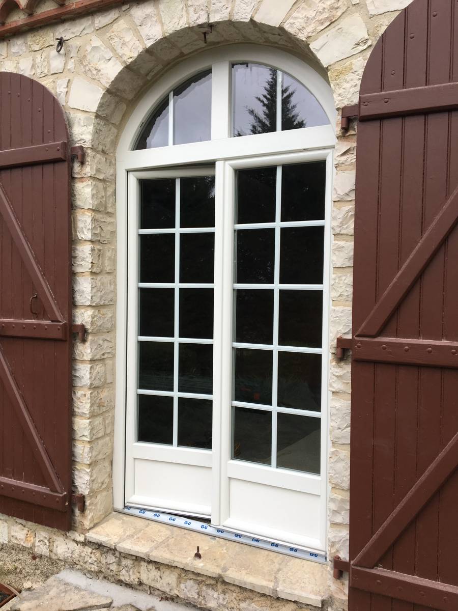 Réparer un volet roulant en PVC avec capteur solaire et domotique connectée pour une maison situé dans le secteur de Castanet-Tolosan 31320 en Haute-Garonne