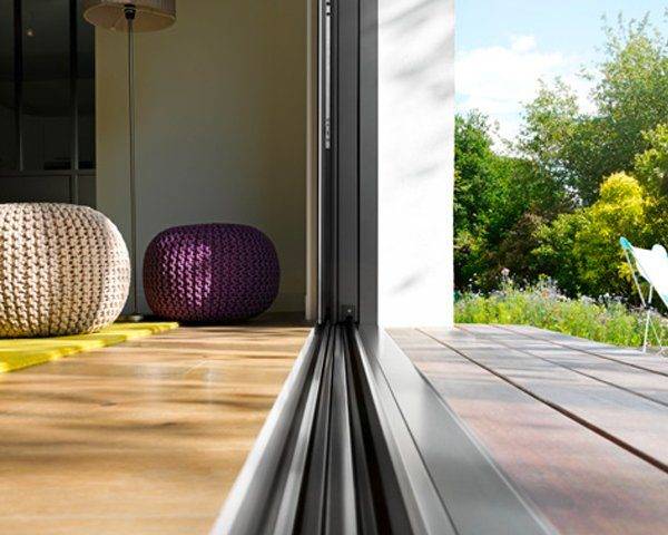 Installer une baie vitrée à galandage en bois et aluminium avec vitrage anti-effraction et store chaleur dans un local pro à Labège 31670 près de Toulouse