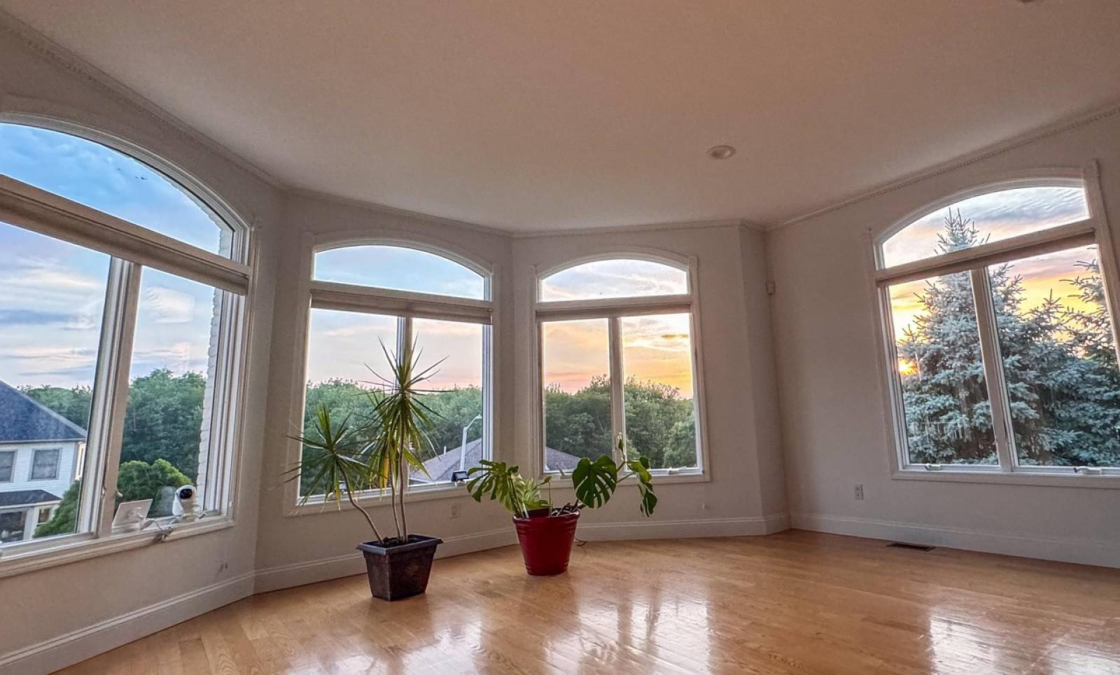 Changer des volets battants en PVC avec brise soleil orientable et motorisation solaire pour une maison situé dans le secteur de Escalquens 31750 près de Villefranche-de-Lauragais