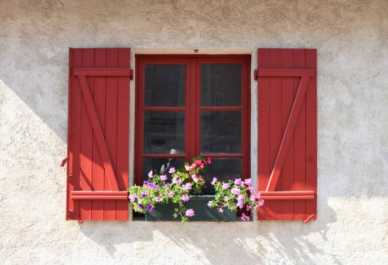 Pose et remplacement volets en bois pour une maison en Dordogne