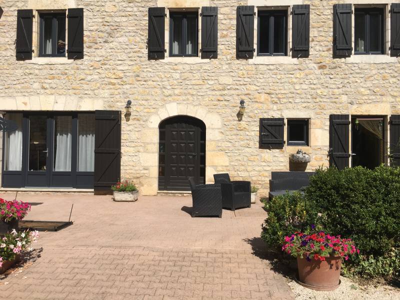 Changement de fenêtres PVC gris anthracite sur mesure à Martel dans le Lot par un menuisier RGE