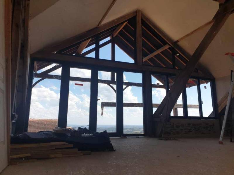 Vente et installation de châssis triangulaire sur mesure en aluminium à Sarlat en Dordogne (24)