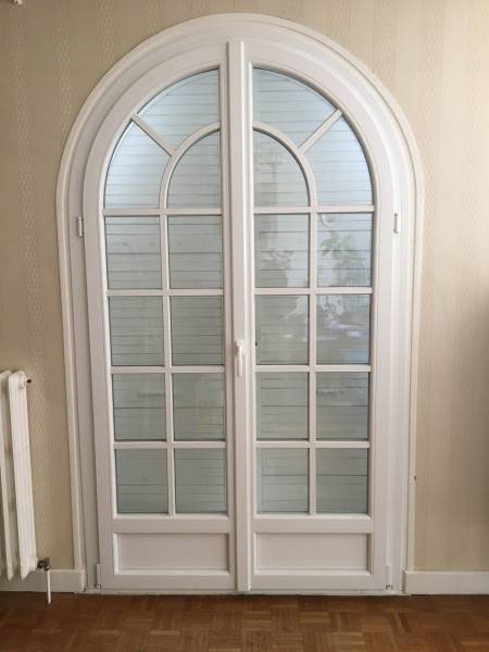 Vente et pose de porte fenetre PVC blanc cintré sur mesure en Dordogne (24)