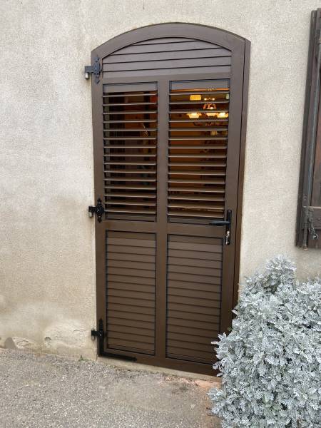 Menuisier professionnel pour la vente et l'installation de volet battant aluminium cintré avec lames orientables à Baziège (31) en Haute-Garonne