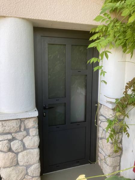 Vente et installation de porte d'entrée aluminium effet verrière à Nailloux (31) en Haute-Garonne