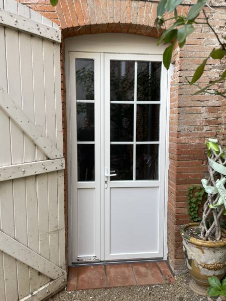 Professionnel de la menuiserie certifié RGE pour le remplacement de fenêtre et porte fenêtre en PVC blanc sur mesure à Martel dans le Lot (46)