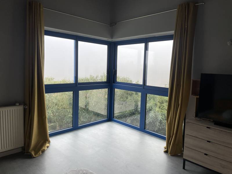 Vente et pose de coulissants en aluminium bleu 5010 avec angle de jonction à Aureville