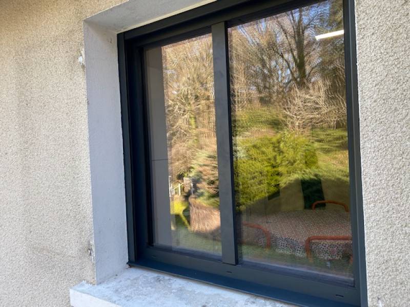 Fenêtre aluminum ral 7016 avec ouvrant caché en Dordogne