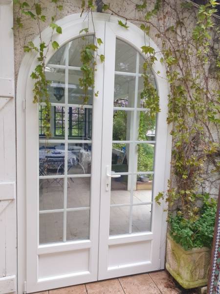 Vente et pose de porte fenetre cintrée en PVC blanc à Montgiscard (31) en Haute-Garonne
