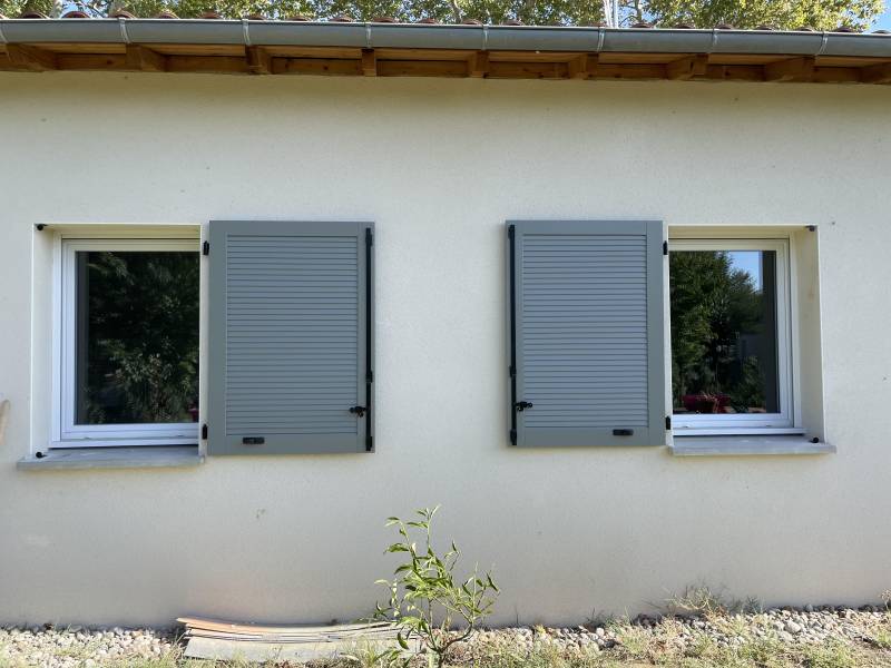 Menuisier pour la vente et la pose de volets battants bois à cadre en bois exotique avec lames jointives à Villenouvelle en Haute-Garonne (31)