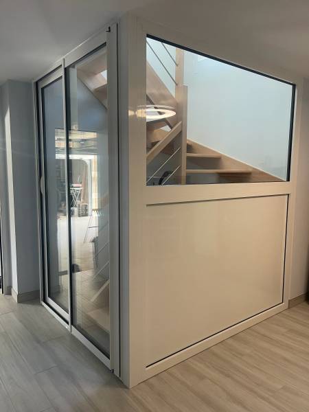 Réalisation d'une fermeture d'escalier en aluminium blanc à Prayssac (46) dans le Lot 