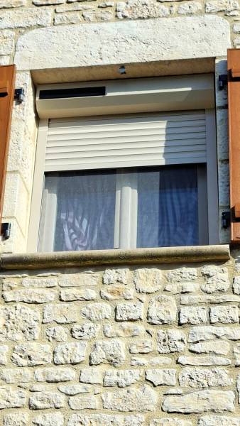 Installation de volet roulant solaire beige avec moustiquaire intégrée à Carsac Aillac (24) en Dordogne