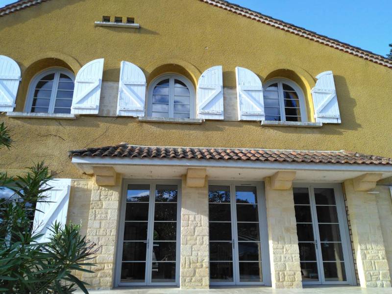 Artisan pour la vente et la pose de fenetres bois sur mesure à Gourdon (46) dans le Lot