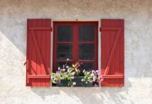 Notre zone d'activité pour ce service Poser une fenêtre en trapèze sur-mesure avec double vitrage phonique et isolation renforcée dans un bâtiment de France situé à