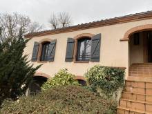 Notre zone d'activité pour ce service Installer une fenêtre en bois avec œil de bœuf et vitrage solaire anti-UV dans une maison ancienne situé à