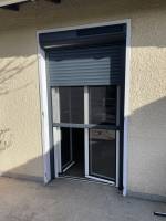 Notre zone d'activité pour ce service Installer une vitrine de magasin avec porte intégrée en verre sécurité et rideau métallique motorisé situé à côté de